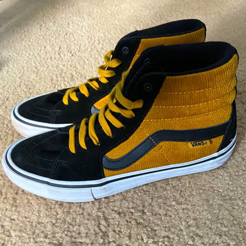 Super rare never worn Corduroy yellow black VANS